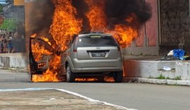 VÍDEO: carro pega fogo e assusta populares no Tabuleiro