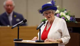 Ex-ministra Ann Widdecombe é encontrada morta em casa; suspeito preso