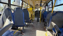 Acidente com micro-ônibus deixa 12 feridos e causa congestionamento no Pontal da Barra