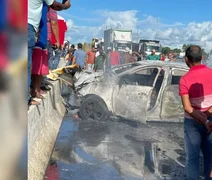VÍDEOS: Homem morre carbonizado após colidir carro em mureta na BR-101, em AL