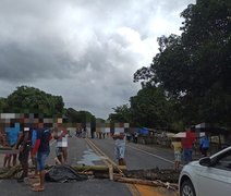 Indígenas da tribo Wassu Cocal bloqueiam, nesta quinta-feira (14), a BR-101, na cidade de Joaquim Gomes