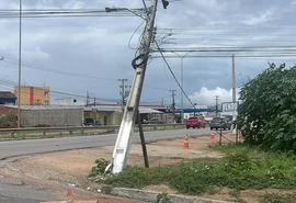 Poste de luz ameaça cair sobre veículos no bairro Jardim Esperança em Arapiraca