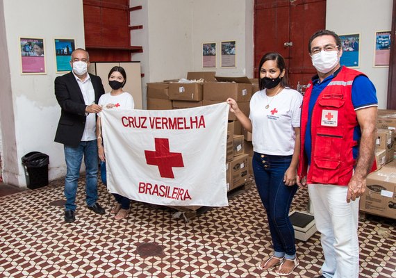 Maceió recebe doação de 30 mil máscaras da Cruz Vermelha para distribuir à população