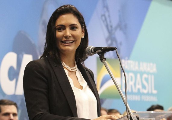 Primeira-dama Michelle Bolsonaro testa positivo para covid-19