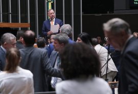 Câmara aprova corte de 10% em benefícios fiscais e aumenta impostos sobre bets e fintechs