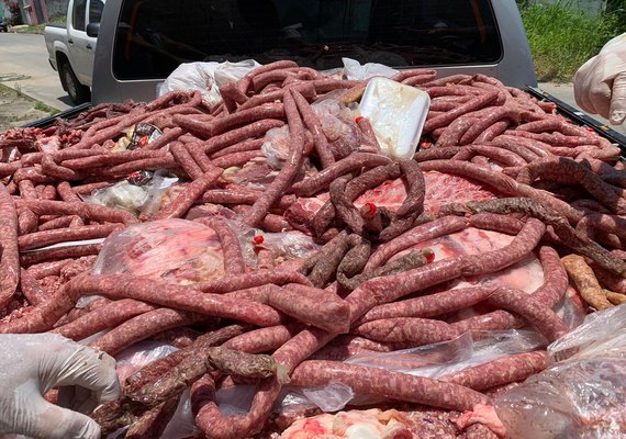 Mais de 1 tonelada de alimentos impróprios para consumo são apreendidos em Maceió
