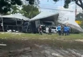 Caminhão desgovernado invade calçada e atinge escola próxima à Ufal