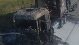 Caminhão com carga de papelão é atingido por incêndio em Marechal Deodoro