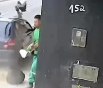 Agente de limpeza escapa de atropelamento e agradece de joelhos por livramento