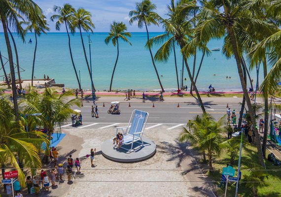 Cadeira gigante faz sucesso na internet e Maceió dispara em buscas no Google