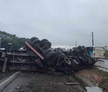 Carreta tomba na Grande Recife e interdita BR-101 nos dois sentidos