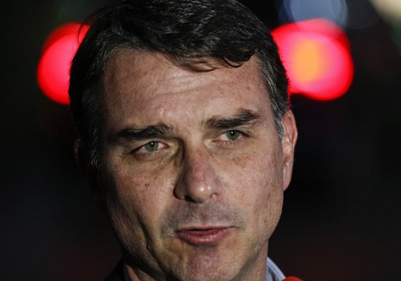Flávio Bolsonaro admite cobrança a Vorcaro, mas nega crime