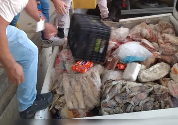 Supermercado é flagrado com 1,3 tonelada de alimentos vencidos