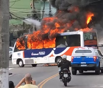 Criminosos tomam 12 ônibus e incendeiam um deles em reação à operação policial no Rio
