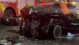 Motorista fica preso às ferragens após colisão entre carro e carreta em Maceió