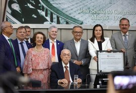 ALE homenageia o pediatra Dr. Milton Hênio com entrega da comenda Tavares Bastos