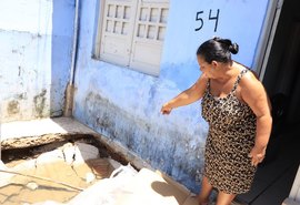 Água mina e abre crateras em residências na Chã da Jaqueira