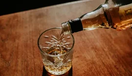 Homem já cadastrado como suspeito é flagrado furtando whisky em supermercado