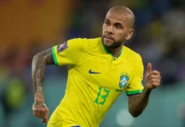 Câmera de segurança mostra Daniel Alves seguindo mulher em caso de assédio