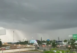 Chuva forte pega arapiraquenses de surpresa e causa transtornos na cidade