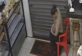 Em AL, agente da SMTT amamenta bebê de vítima de tentativa de feminicídio