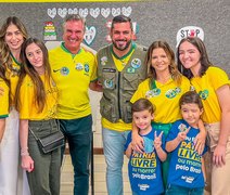 Ao lado da família, Collor vota com grande expectativa de vitória