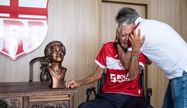 Joãozinho Paulista recebe busto no CT do CRB e se emociona na cerimônia