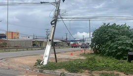 Poste de luz ameaça cair sobre veículos no bairro Jardim Esperança em Arapiraca