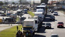 Caminhoneiros e taxistas recebem auxílio nesta terça