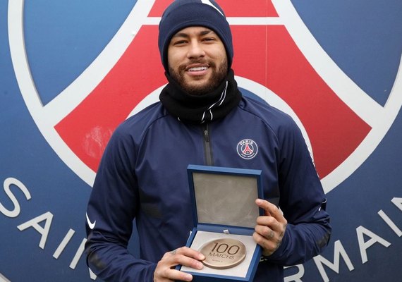 Neymar recebe medalha por completar 100 jogos no PSG