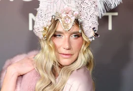 Kesha revela coleção de dentes humanos mantida há mais de uma década