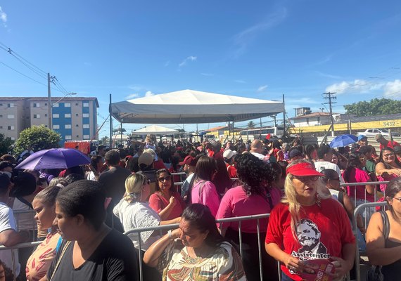 Público chega a Santa Amélia para ver o presidente Lula, em Maceió