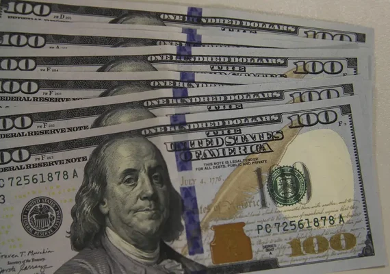 Dólar cai a R$ 5,13, e bolsa recua em dia de ajuste no mercado