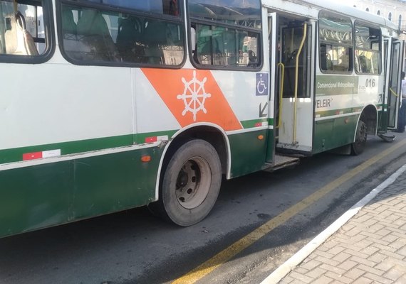 Ônibus da Veleiro perde freios e bate em 3 veículos na Ladeira dos Martírios