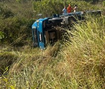 Homem fica gravemente ferido após carreta capotar em Arapiraca