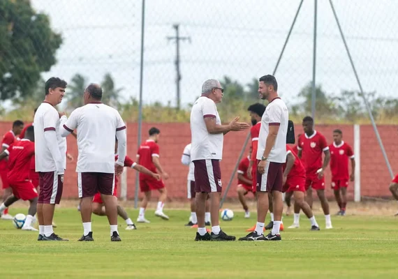 Escalação do CRB: Hélio dos Anjos perde Léo Pereira, mas tem retornos contra o Santos