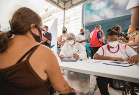 Ônibus da vacina estaciona na Praça Deodoro, nesta quarta (30)