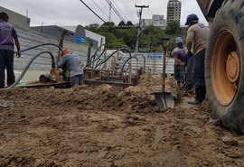 Casal e LEF Construções efetuam reparo em rede coletora de esgoto no Centro de Maceió