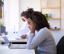 Home office pode aumentar isolamento e afetar saúde mental, aponta estudo