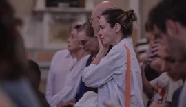 Abalada, Ana Paula Renault vai à missa de 7º dia do pai em BH