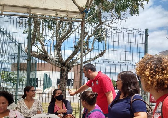 Basile protesta junto de professores que estão cobrando reajuste salarial em Arapiraca