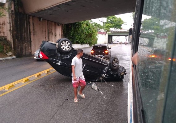 Carro capota após bater em mureta de proteção em avenida de Maceió