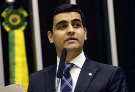 Atrás nas pesquisas, JHC é testado em cenário para o Senado Federal