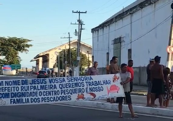 Pescadores realizam protesto e fecham vias no Jaraguá