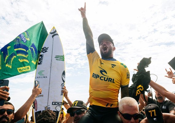 Filipe Toledo conquista bicampeonato mundial de surfe