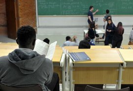 Professora destaca importância de formação crítica diante de IA e desinformação