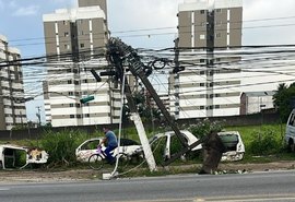 Caminhão atinge poste e deixa avenida parcialmente às escuras em Maceió