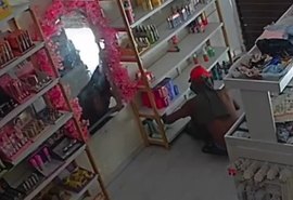 Dupla invasão na mesma madrugada: ladrão volta à mesma loja e causa prejuízo