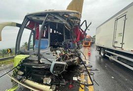 Carreta atinge ônibus e vários ficam feridos na ladeira do Catolé, em Satuba