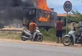 Caminhão pega fogo após atingir fiação elétrica na divisa entre Alagoas e Pernambuco